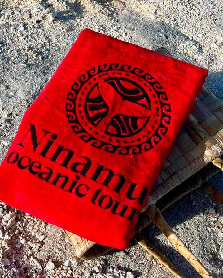 ninamu-oceanic-tour-shop-serviette-rouge